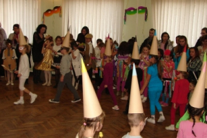 2013.02.08. Iskolai farsang mazsorettekkel